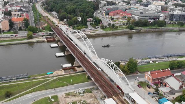 Most nad rzeką w centrum miasta z lotu ptaka