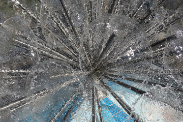 Detail des Wasserspiels an sternförmig angeordneten Metallstäben eines Springbrunnens