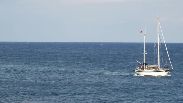 Segelboot fährt durchs bild im blauen Meer auf Mallorca