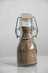 Bouteille en verre avec du sable