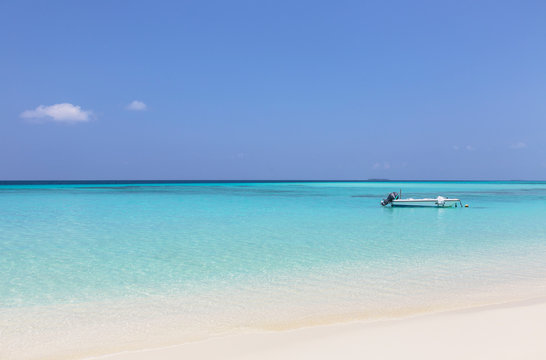 Boat moored in sunny, tranquil ocean, Maldives, Indian Ocean