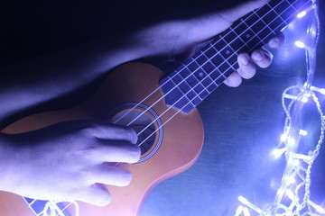 Tocando el Ukulele