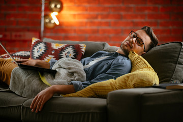Fototapeta premium Young businessman working from home late night