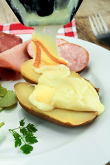 fromage à raclette et charcuterie sur une table