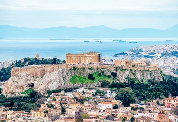 Fotobehang Gezicht op de Akropolis van Athene (in Griekenland) met de Filopappos-heuvel, de Saronische golf en de haven van Piraeus op de achtergrond. © Apostolis Giontzis