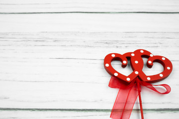 Dwa splecione serca, symbol miłości, dekoracja walentynkowa na jasnym tle © andsko