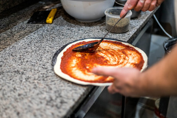 Préparation d'une pizza à base de tomate