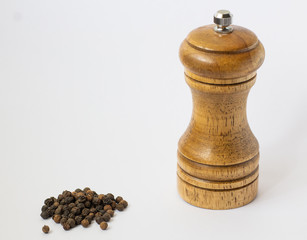 molino de pimienta y pimienta negra