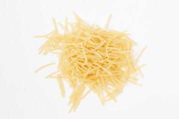 fideos de s&eacute;mola de trigo fondo blanco