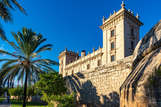 From the Jardin del Turia you have beautiful views of the Museo de Bellas Artes de Valencia, Spain