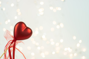 czerwone serce na jasnym tle, światełka, aranżacja walentykowa © andsko