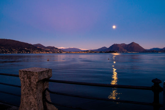 Luna piena che si specchia nel Lago Maggiore. Foto scattata da Baveno (VB), Piemonte, Italia.