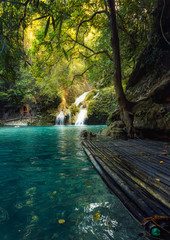 Amanecer en las Kawasan falls en la isla de Cebu. Moalboal, Filipinas.