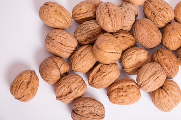 Nueces recolectadas sobre fondo blanco.