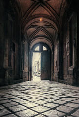 Obraz premium Old door to the courtyard. The architecture of the ancient city