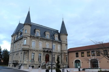 Obraz premium Mairie de la commune de Bourgoin Jallieu - Département de l'Isère - Région Rhône Alpes - France - Vue extérieure