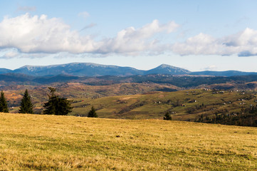 Obraz premium Landscape plain in the mountains. Mountain landscape with residential buildings.