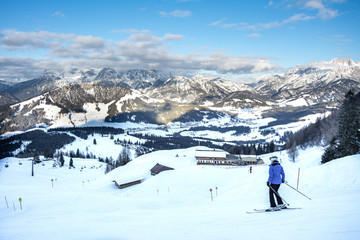 Fototapeta na wymiar skifahrer in fieberbrunn skigebiet