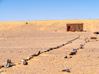 camino de piedras hacia la casa del desierto