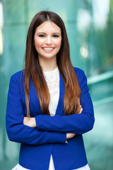 Obraz premium Smiling beautiful businesswoman outdoor in a city setting