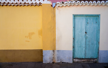 La Palma: Los Lanos - farbige Flächen: Mauern, Türen in tollen Farben
