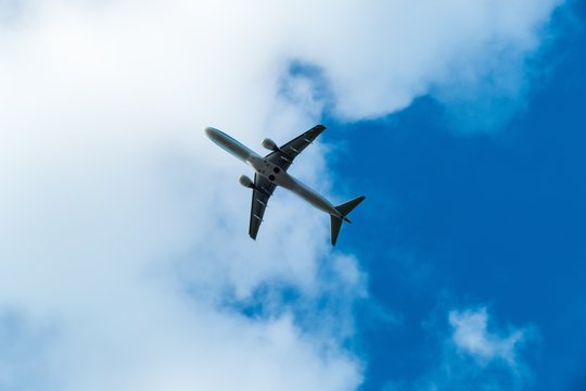 Flugzeug am Himmel