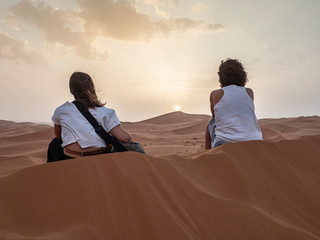 dos chicas disfrutando del atardecer del desierto