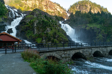 Fototapeta na wymiar Latefossen in Norwegen Wasserfall