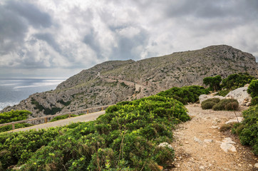 Naklejka premium Landscape of rocky coast before a storm under gloomy dramatic sky
