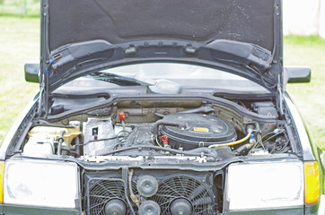 Komora silnika w starym samochodzie osobowym silnik rzędowy 6 cylindrowy