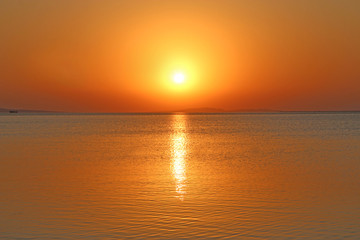 Naklejka premium Dawn above sea. Beautiful summer decline above ocean