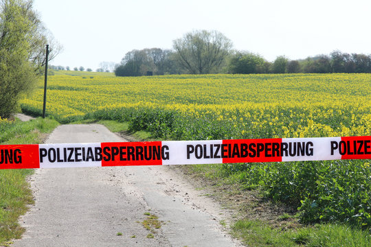 Polizeiabsperrung auf einem Feldweg