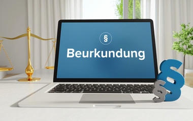 Beurkundung – Recht, Gesetz, Internet. Laptop im Büro mit Begriff auf dem Monitor. Paragraf und Waage. .