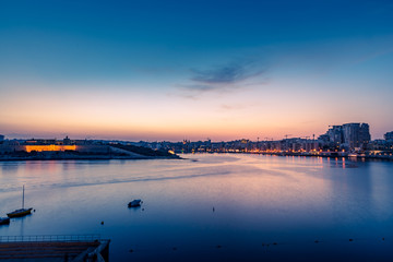 Obraz premium Spectacular view on the sunset in the bay
