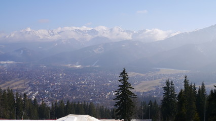 Górska panorama, widok na zaśnieżone szczyty gór, skały i las