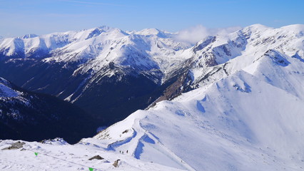 Panorama ze szczytu górskiego na zaśnieżone górskie szczyty © Marcin