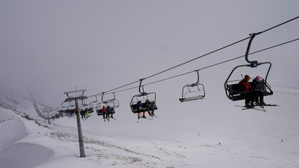 Wyciąg narciarski w górach podczas mglistej pogody