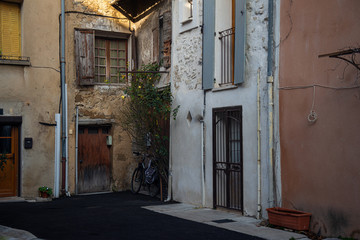 Fototapeta na wymiar quiet corner of L'isle sur la Sorgue,provence south of France.