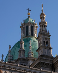Fototapeta na wymiar details of the beautiful Como cathedral. 