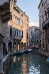 Fototapeta na wymiar Venezia con i suoi ponti e canali