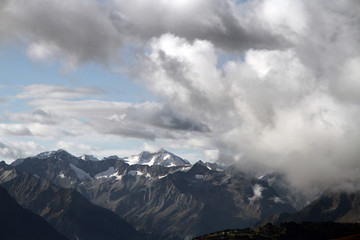 Zillertal in Tirol Blick auf die Zillertaler Alpen und die schneebedeckten Gipfel und Berge im Herbst und Winter. Alpenpanorama in Europa. Bergkulisse