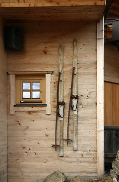 Alte Schier aus Holz an der Wand einer Holzhütte in den Zillertaler Alpen in Tirol
