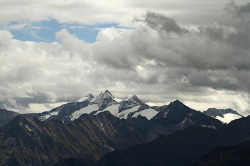Zillertal in Tirol Blick auf die Zillertaler Alpen und die schneebedeckten Gipfel und Berge im Herbst und Winter. Alpenpanorama in Europa. Wolkenfenster