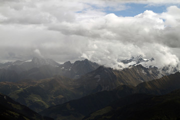 Zillertal in Tirol Blick auf die Zillertaler Alpen und die schneebedeckten Gipfel und Berge im Herbst und Winter. Alpenpanorama in Europa. Wolkenstimmung