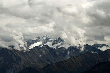 Zillertal in Tirol Blick auf die Zillertaler Alpen und die schneebedeckten Gipfel und Berge im Herbst und Winter. Alpenpanorama in Europa. Nebel und Wolken