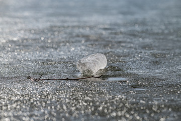Eis auf einem gefrorenen See