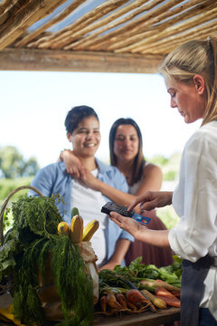 Lesbian couple at farmer&sbquo;&Auml;&ocirc;s market