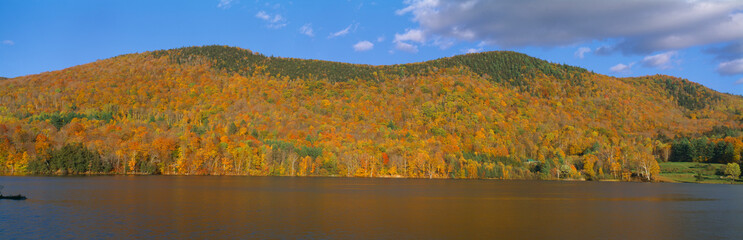 Fototapeta premium Autumn at scenic lake near Woodstock, Vermont