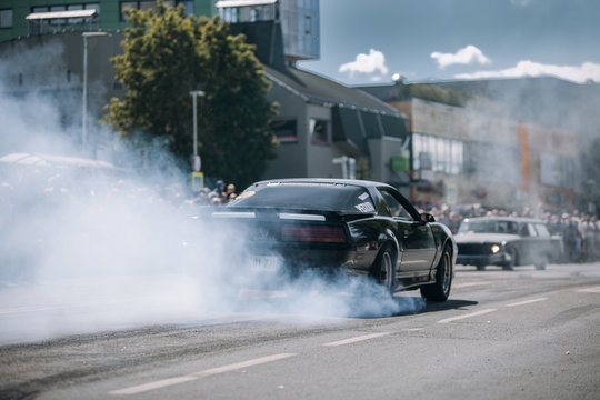 Pontiac Firebird Trans Am Make Burnout During Car Parade