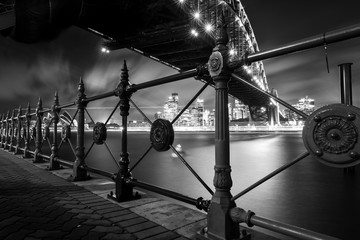 Photo en noir et blanc du pont du port de Sydney la nuit